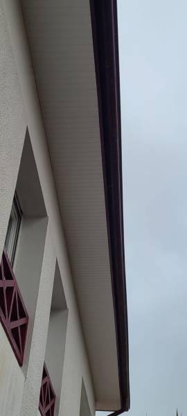 Modernisez votre maison à Biscarrosse dans les Landes avec du lambris PVC blanc et des bandeaux rouge bordeaux 