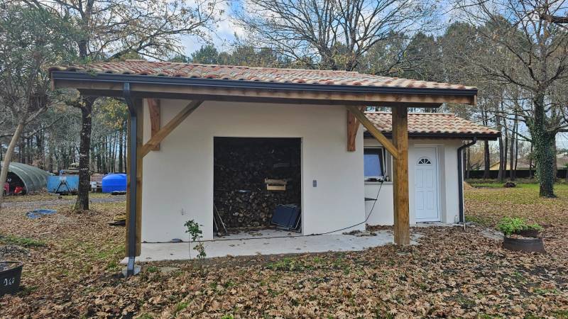 Sous-face en aluminium gris antique et des gouttières bleu ardoise au Teich en Gironde