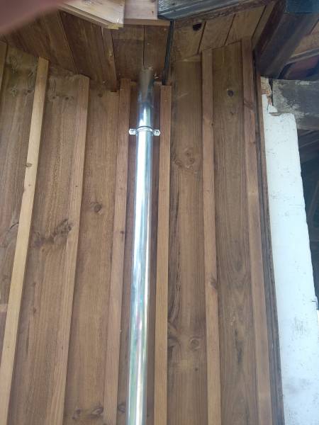 Comment installer des chéneaux et des gouttières en zinc sur une façade située près d’Orx