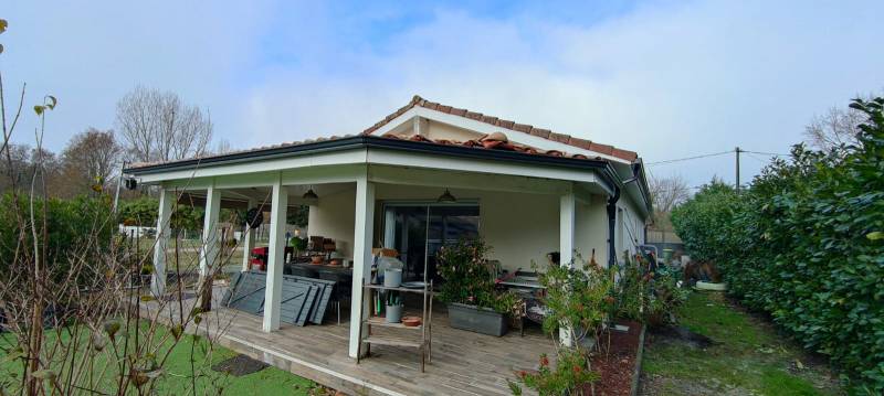 Faire appel à des professionnels pour des gouttières et descentes en aluminium bleu ardoise près de Saint-Pierre-du-Mont