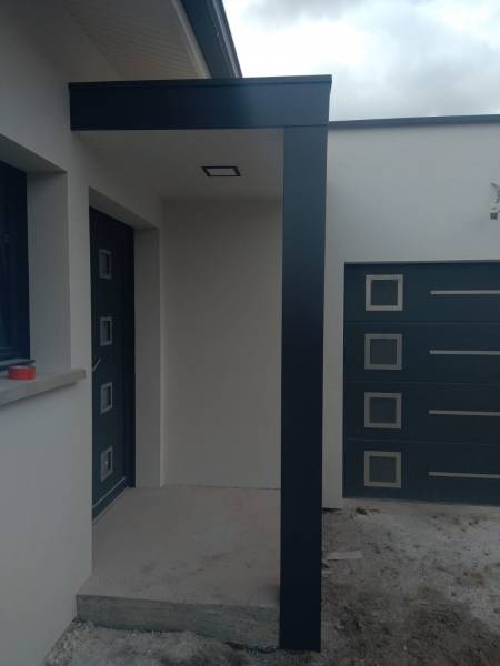 Habillage des poteaux et linteaux ainsi qu’une main courante bleu ardoise sur un bâtiment à Pontenx-les-Forges dans les Landes