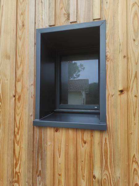 Choisir des appuis de fenêtre et habillages bleu ardoise pour sublimer votre maison à Mimizan dans les Landes