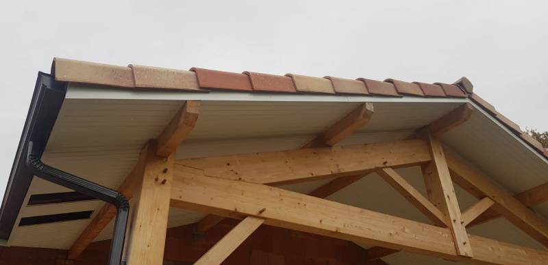 Pose d'un habillage de bandeaux aluminium blanc, de gouttières G300 et de descentes 60x80 blanches à Mimizan