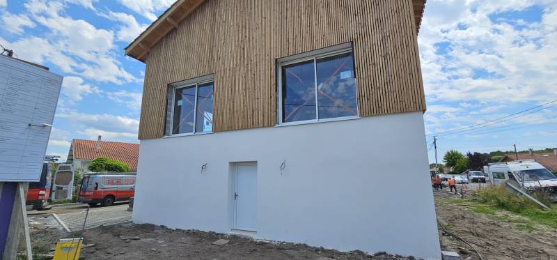 Appui fenêtre blanc en alu pour sublimer l’esthétique d’un établissement médical à Biscarrosse