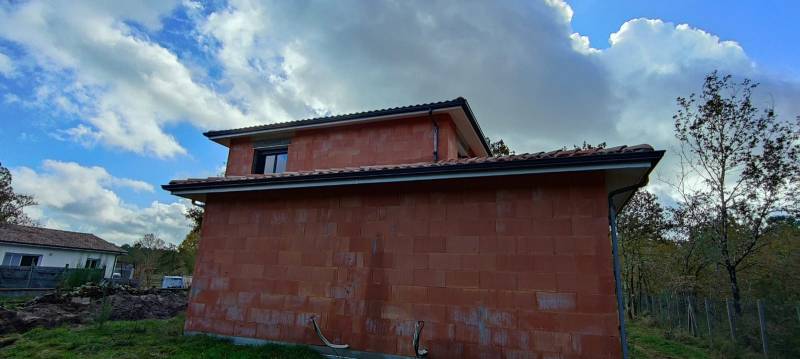 Installation de gouttières 325 et descentes 60 x 80 noir graphite par Alu Gouttières Biscaprès de Liposthey