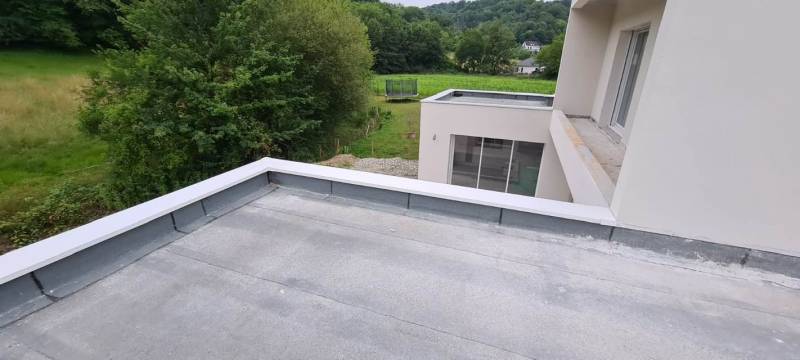 Pose de couvertine en aluminium sur un muret d'une maison à Laroin