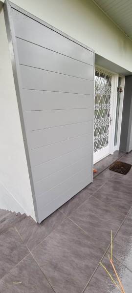 Réalisation sur-mesure d'un bardage plan en aluminium sur la commune de Saint-Pierre-Du-Mont