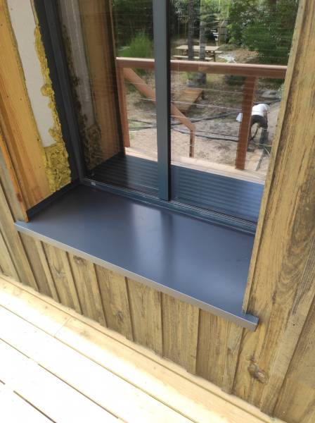 Installation d’appui de fenêtre couleur bleu ardoise par Alu Gouttières Bisca pour une maison située à Biscarrosse