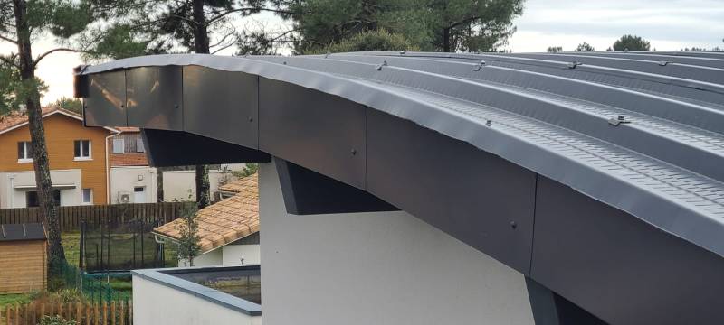 Assurez l'esthétique et la protection de votre bâtiment à Mimizan avec un habillage en bandeaux bleu ardoise