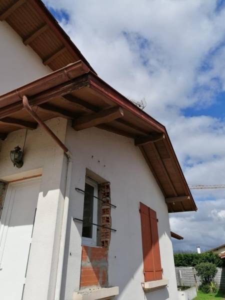 Avant la rénovation de l'habillage des bandeaux de toit à proximité de Orx