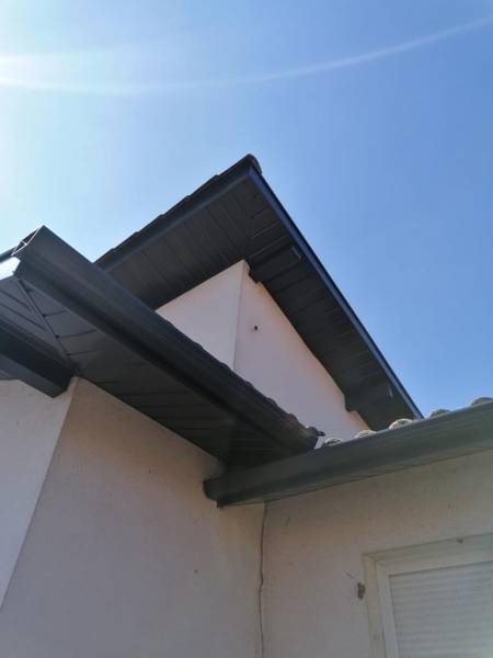 Après l'habillage en aluminium des planches de rives sur une maison située à Orx