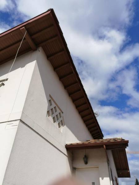 Avant la rénovation de l'habillage des bandeaux de toit à proximité de Orx