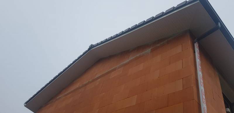 Habiller sa maison en PVC et aluminium avec gouttières G300 et descentes 60x80 blanches aux alentours de Saint-Pierre-du-Mont 