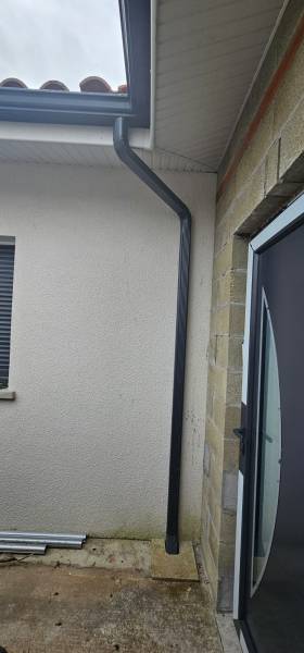 Choisir des gouttières esthétiques en aluminium laqué ainsi que leur descente pour une bonne évacuation des eaux à Saint-Paul-en-Born
