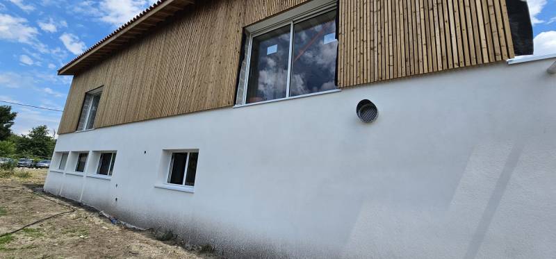 Appui fenêtre blanc en alu pour sublimer l’esthétique d’un établissement médical à Biscarrosse par DAL'ALU