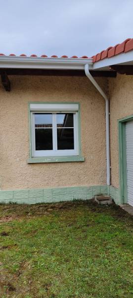 Gouttière G300 et des coudes 60x80 blancs près de Mézos