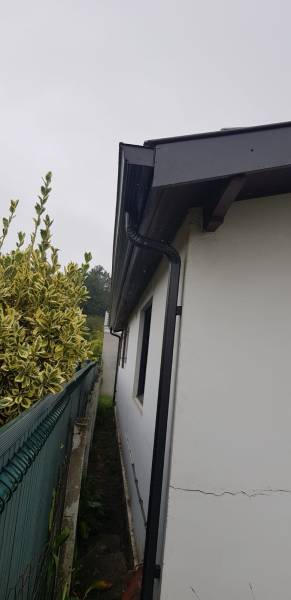 Pourquoi choisir un habillage de bandeaux noir graphite de qualité et des gouttières Niagara pas chers à Mimizan