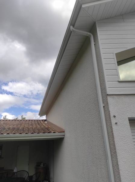 Choisir du lambris en aluminium et un habillage en bandeaux blancs pour une façade élégante au Barp en Gironde