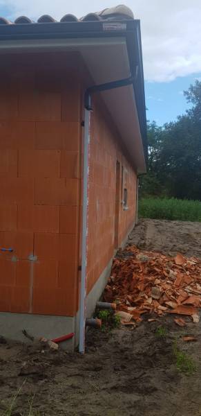Les gouttières G300 et de leurs descentes bleu ardoise par AGB sur une maison en construction aux alentours d’Orx