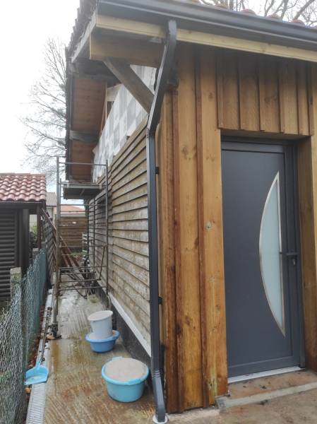 Valoriser votre façade à Parentis-en-Born avec des gouttières Niagara et des bandeaux en bois de qualité