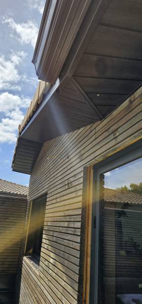 Sous-face en aluminium de couleur chêne foncé, gouttières G400 et leurs descentes marrons pas chers à Belin-Béliet