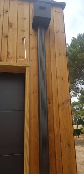 Installation de gouttières Niagara de couleur bronze et d'une boite à eau sur ma maison située près d’Orx