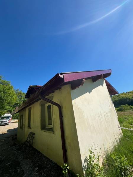 Choisir des bandeaux aluminium, une gouttière Niagara et une main courante alu rouge bordeaux à Souraïde