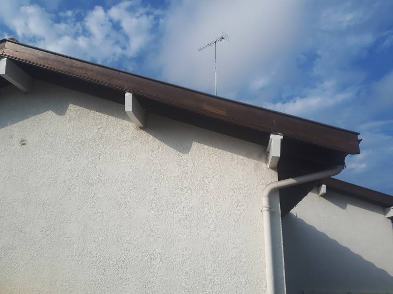 Rénovation d'une maison traditionnelle par les sous-face en aluminium blanc à Biscarrosse