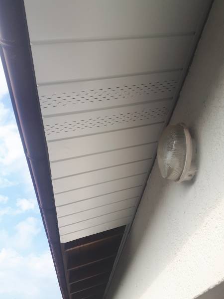 Habillage de sous-toiture par des sous-face en aluminium blanc à Biscarrosse dans le nord des Landes