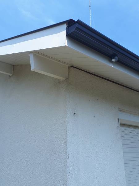 Rénovation d'une maison traditionnelle par la pose de sous-face et bandeaux en aluminium blanc à Biscarrosse dans le nord des Landes