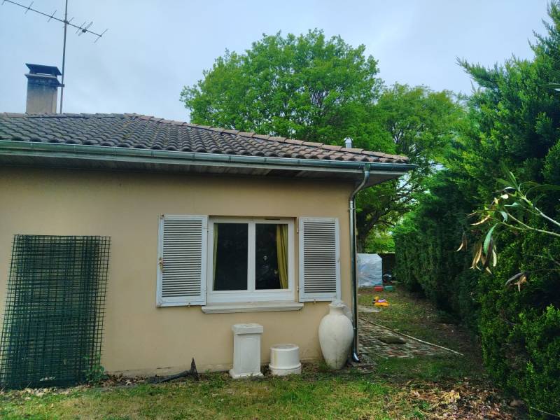 Pose par Alu Gouttières Bisca d’une gouttière et d’une descente en zinc