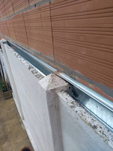 Réalisation d’une étanchéité en aluminium entre mur mitoyen et clôture aux environs de Saint-Pierre-du-Mont