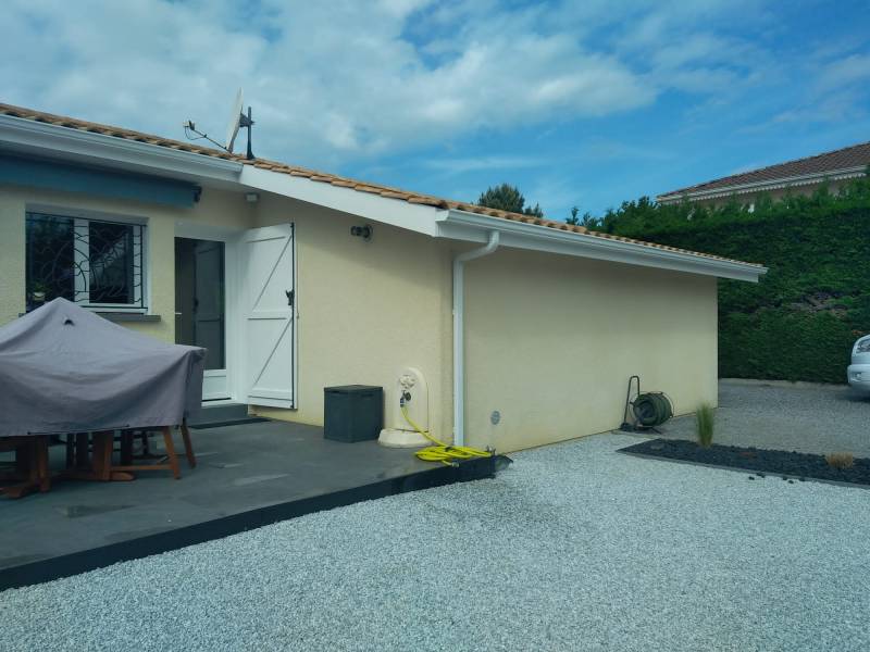 Gouttière Niagara en aluminium blanc sur une maison située aux alentours d’Orx