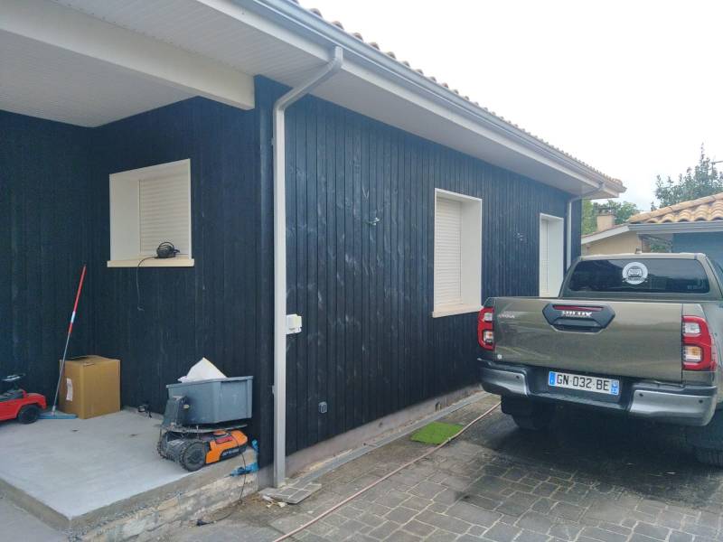 Habillage de tableaux en aluminium blanc sur une habitation