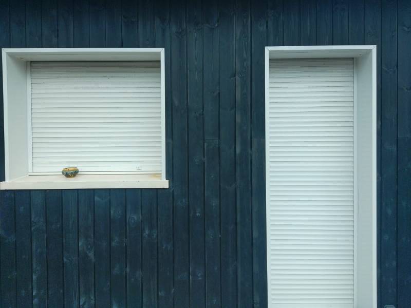 Réalisation d’un habillage de tableaux en aluminium blanc à Gujan-Mestras