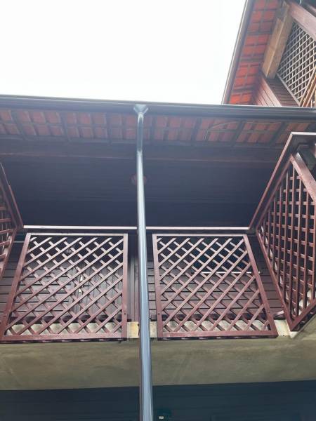 Gouttières San Marco 33 et de descentes bleu ardoise sur un village vacance