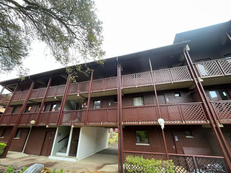 Pose de la San Marco 33 bleu ardoise sur un village vacance