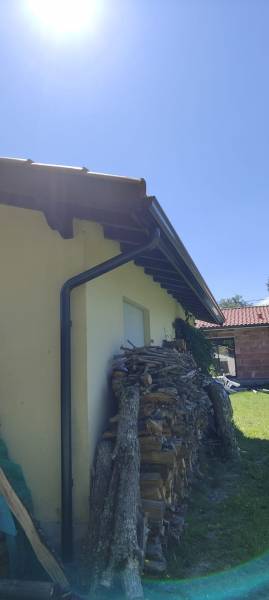 Installer efficacement des gouttières Niagara bleu ardoise à Orx