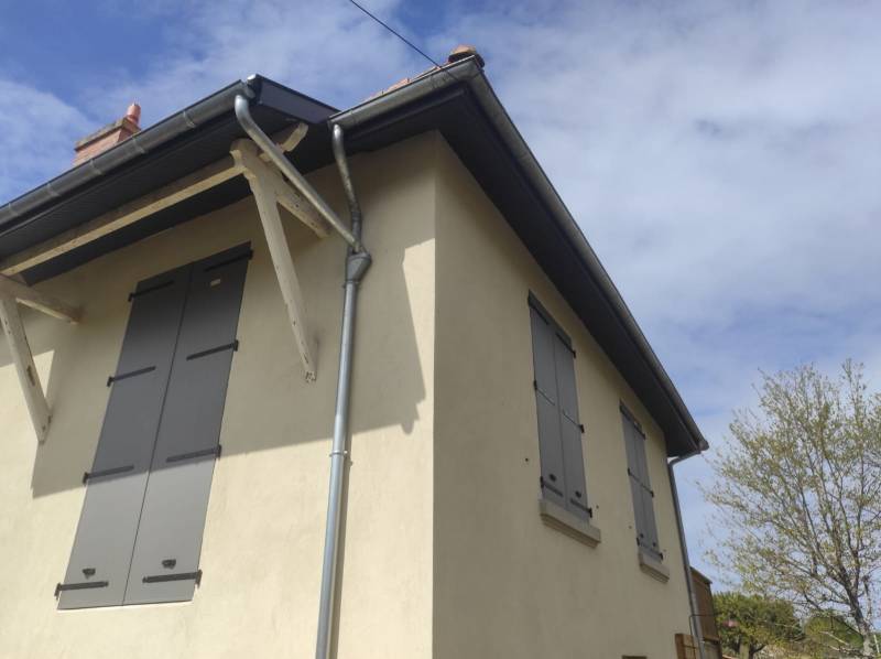 Améliorer votre maison à Arès avec un habillage bandeaux noir graphite de qualité