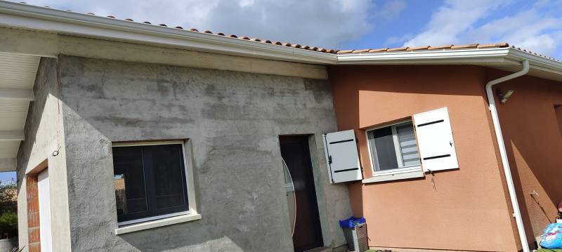 Installation de gouttières G300 avec des descentes de 60x80 près de Parentis-en-Born