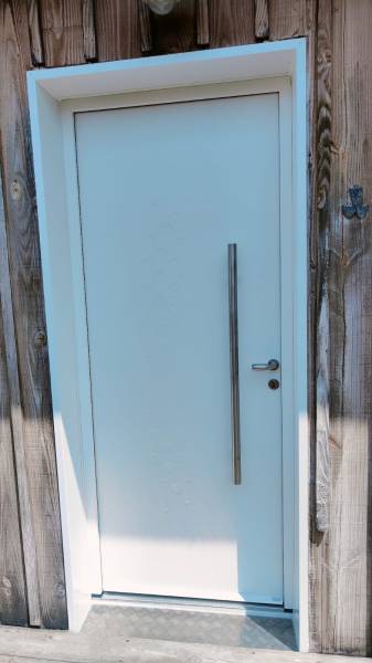 Installation de bandeaux de rive et d’un tableau de porte  à Biscarrosse