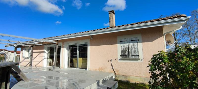 Pose par un professionnel d'une gouttière G300 et de coudes 60x80 blancs près de Mézos