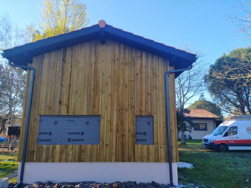 Pose d’une gouttière et d’une descente G300 BA6 sur une dépendance à Ychoux