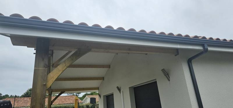 Choisir des gouttières esthétiques en aluminium laqué ainsi que leur descente à Saint-Paul-en-Born