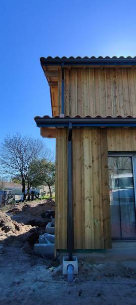 Gouttières Niagara N325, de descentes 60x80 et d’un appui de fenêtre bleu ardoise de qualité  à Cazaux