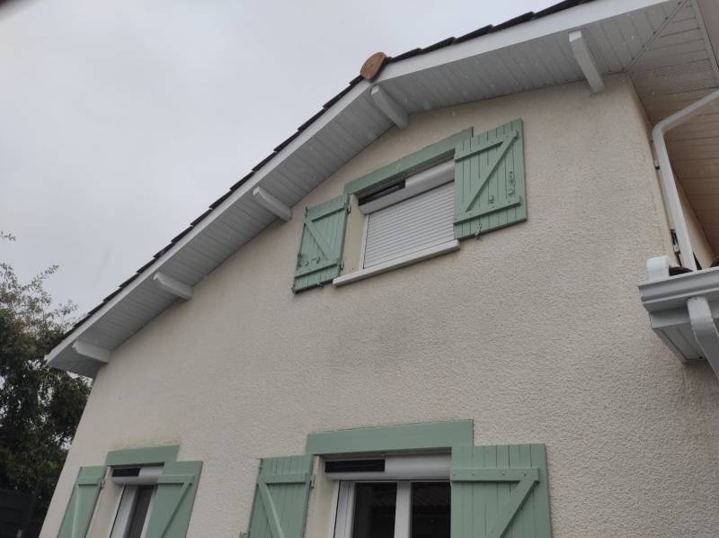 Installation des lambris d‘un habillage de bandeaux et des gouttières Niagara avec leurs descentes à Saint-Pierre-du-Mont