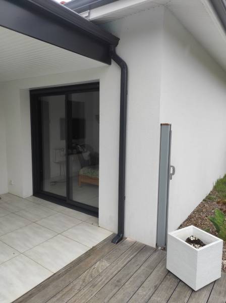 Protégez votre maison grâce à des spécialistes des eaux pluviales avec un habillage, des gouttières de type corniche G300 avec leurs descentes de couleur bleu ardoise près de Parentis-en-Born