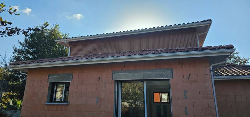 Gouttières N325 en alu blanches avec des descentes de dimensions 60x80 de qualité à Parentis-en-Born