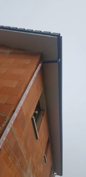 Pourquoi habiller sa maison en PVC et aluminium avec gouttières G300 et descentes 60x80 blanches aux alentours de Saint-Pierre-du-Mont 