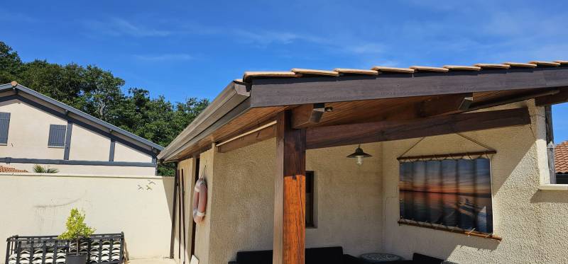 Protection de votre maison à Gujan Mestras en Gironde des intempéries avec un habillage en bandeaux et des gouttières 325 et leur descente